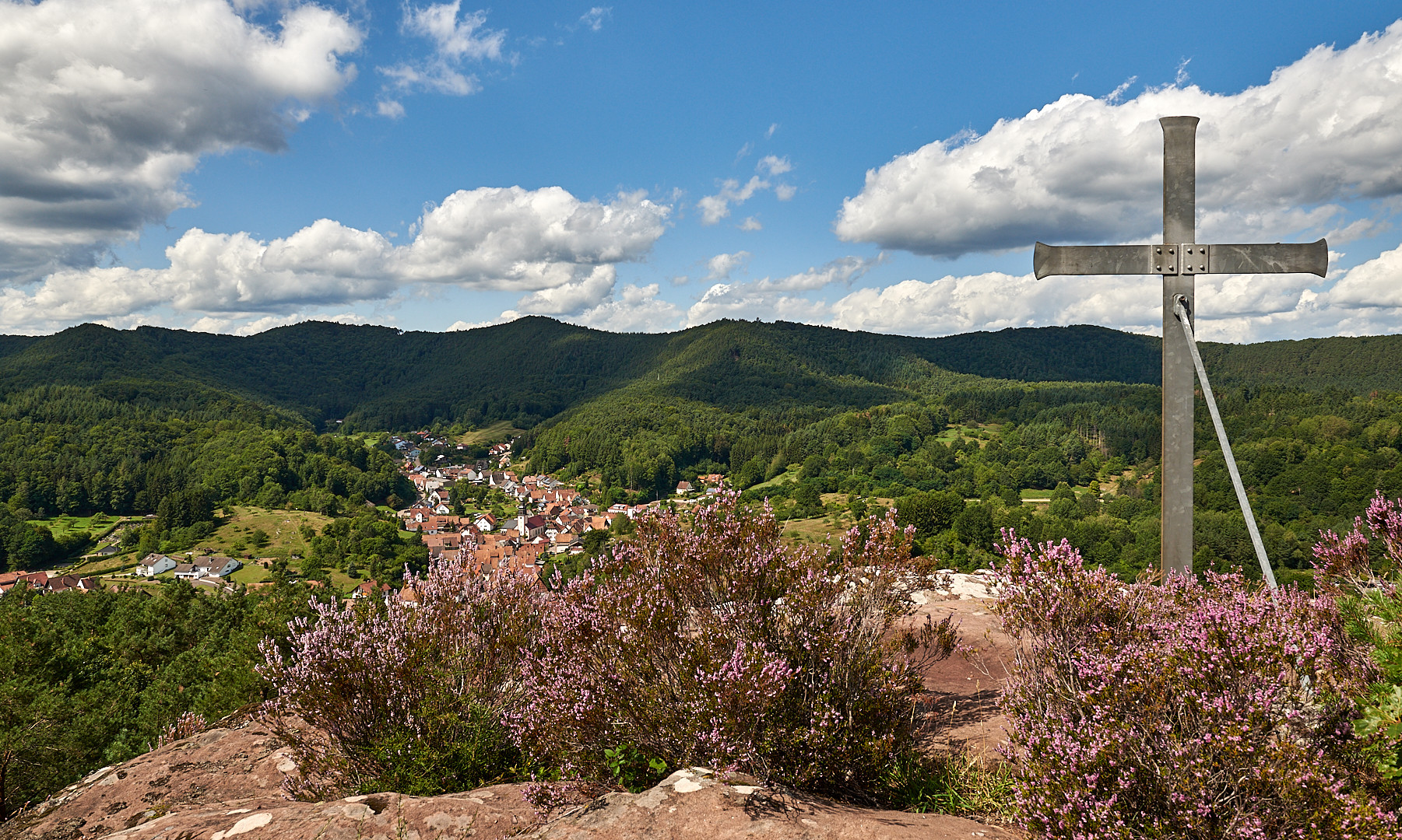 Unterwegs auf dem Rimbachsteig (Premiumwanderweg), hier der Blick vom Hockerstein (Wachtfels)...