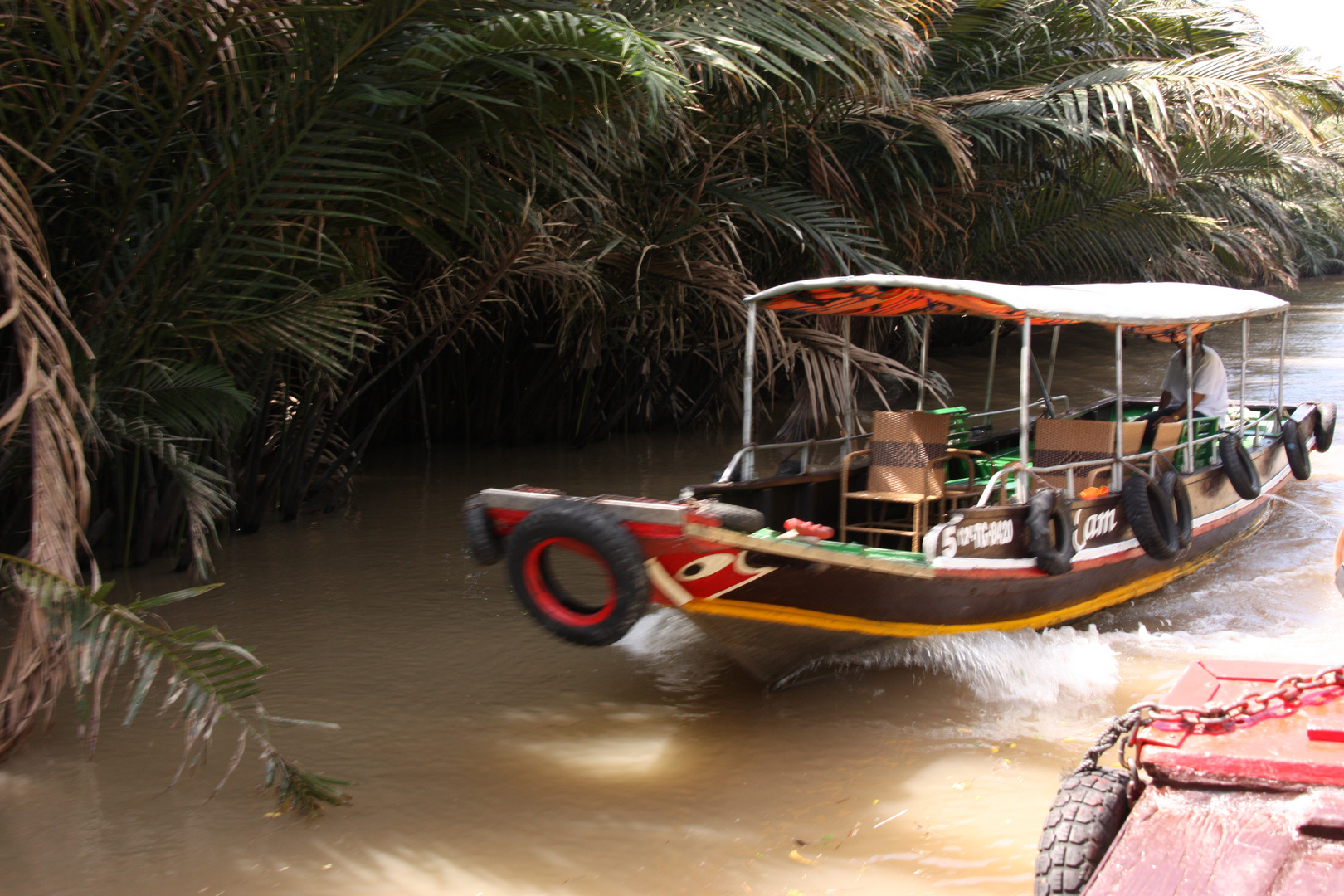 Unterwegs auf den kleinen Flüssen auf einer Insel im Mekong Delta