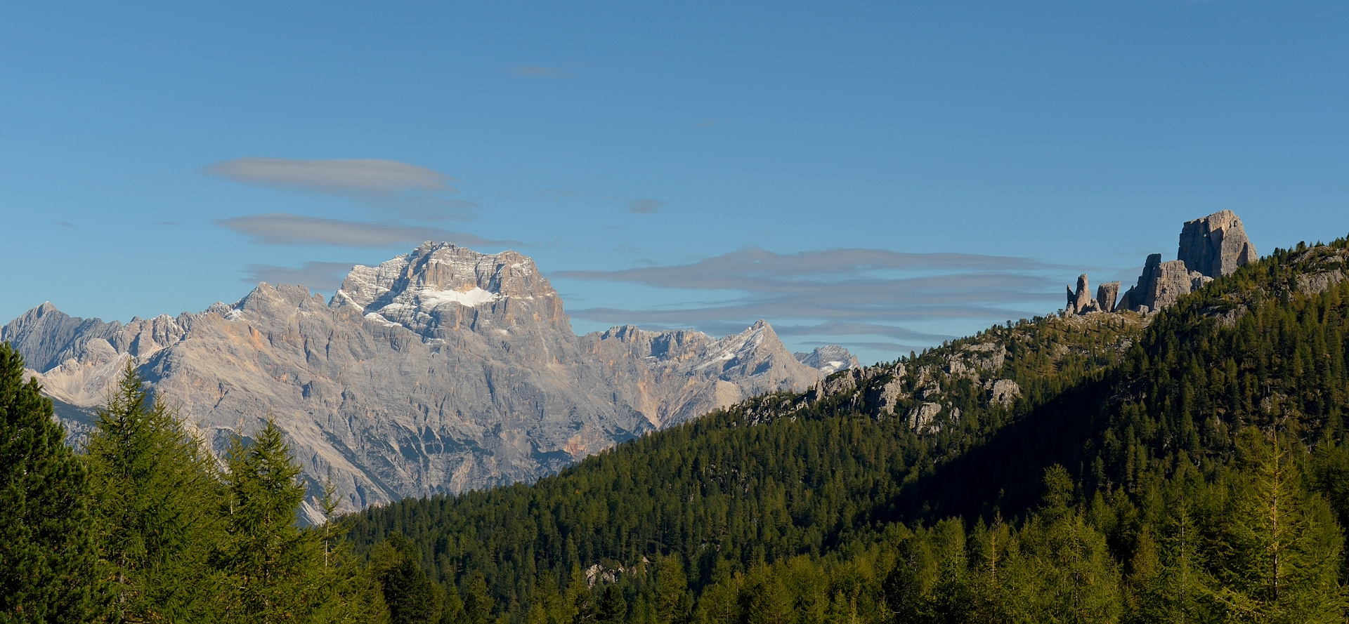 Unterwegs auf der Dolomitenhochstrasse, rechts erkennt man die Cinque Torri (deutsch: fünf Türme)...