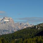 Unterwegs auf der Dolomitenhochstrasse, rechts erkennt man die Cinque Torri (deutsch: fünf Türme)...