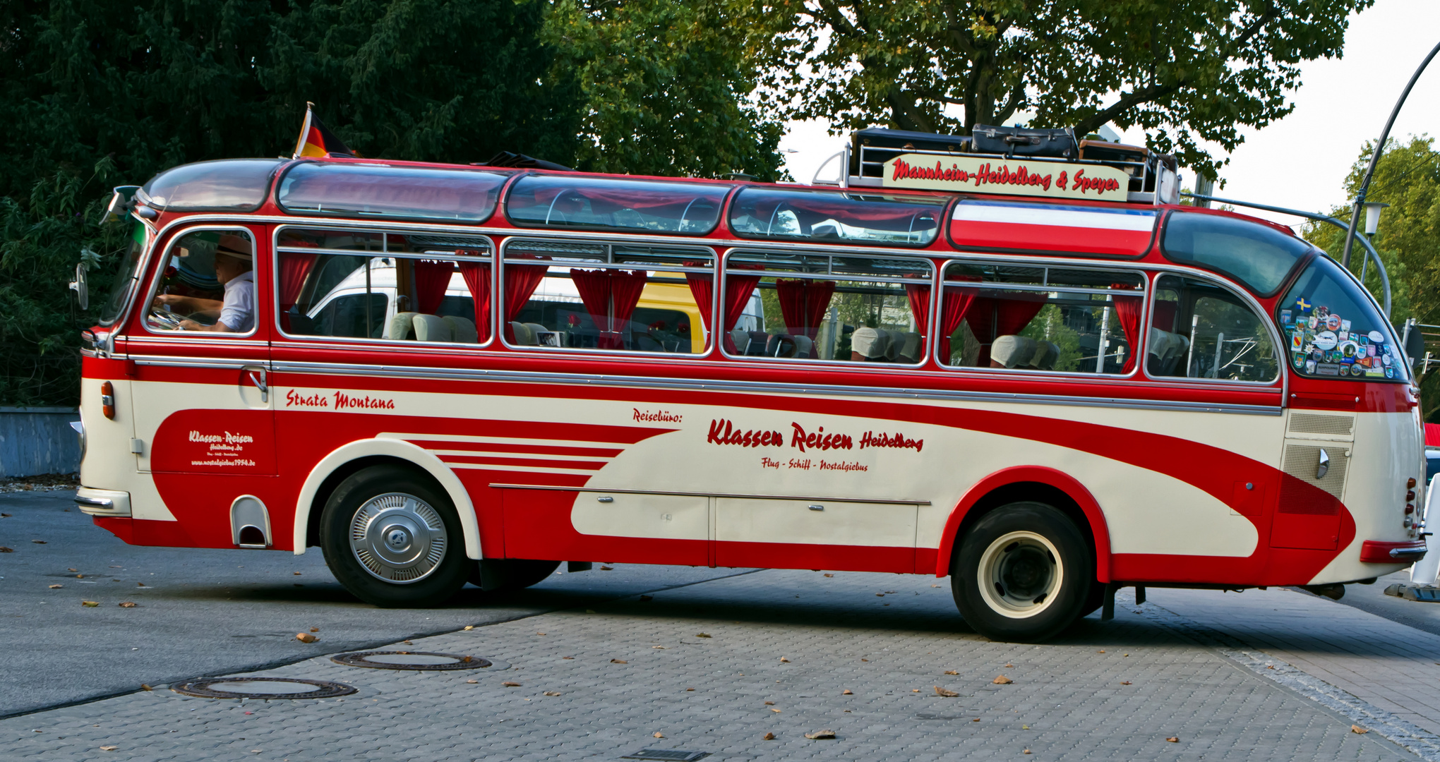 Unterwegs im 54 er Mercedes Bus