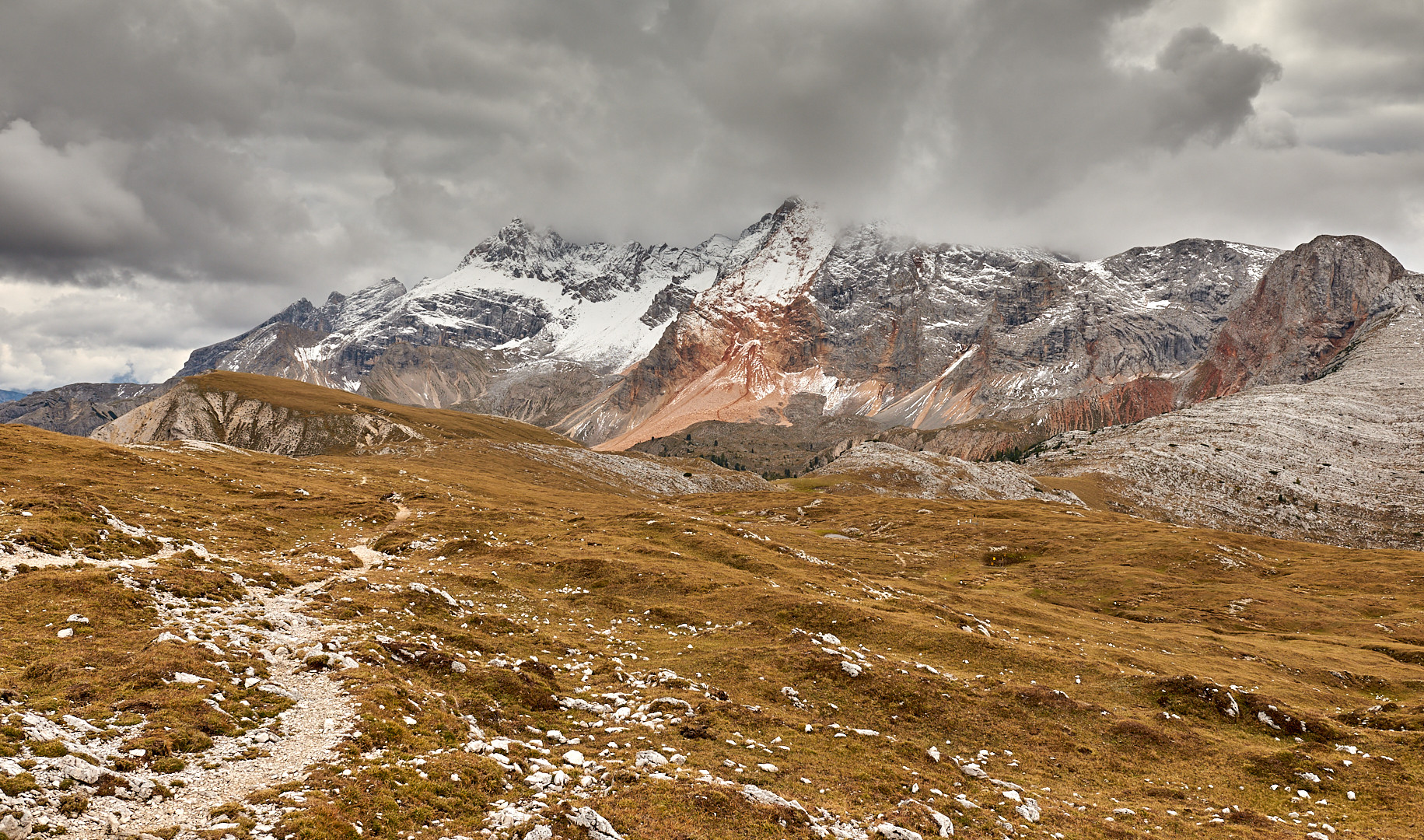 Unterwegs im Herbst 2018 in den Pragser Dolomiten, es gibt noch Wege, da ist man stundenlang...