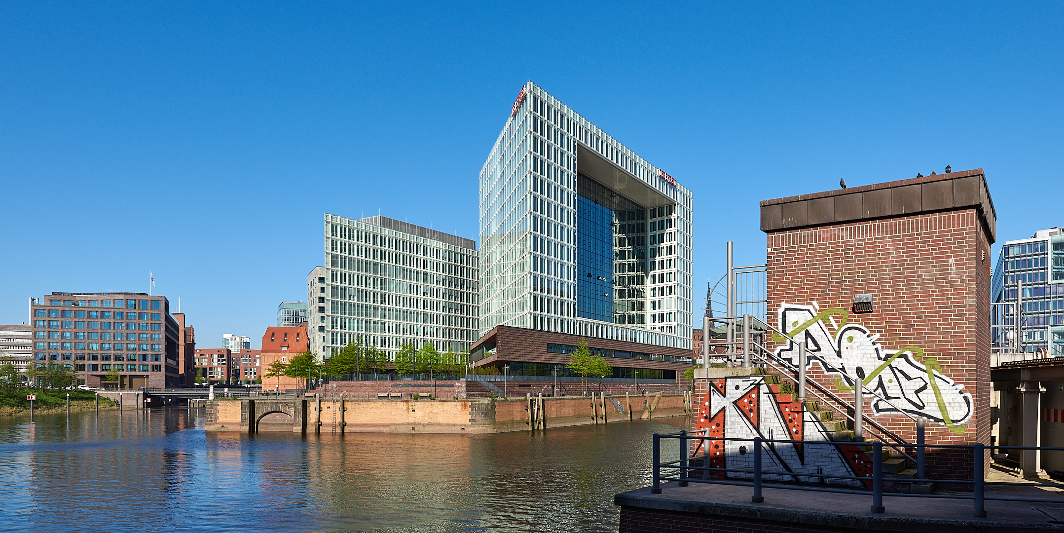 Unterwegs im Oberhafen in Hamburg, Blick auf das Spiegelgebäude.