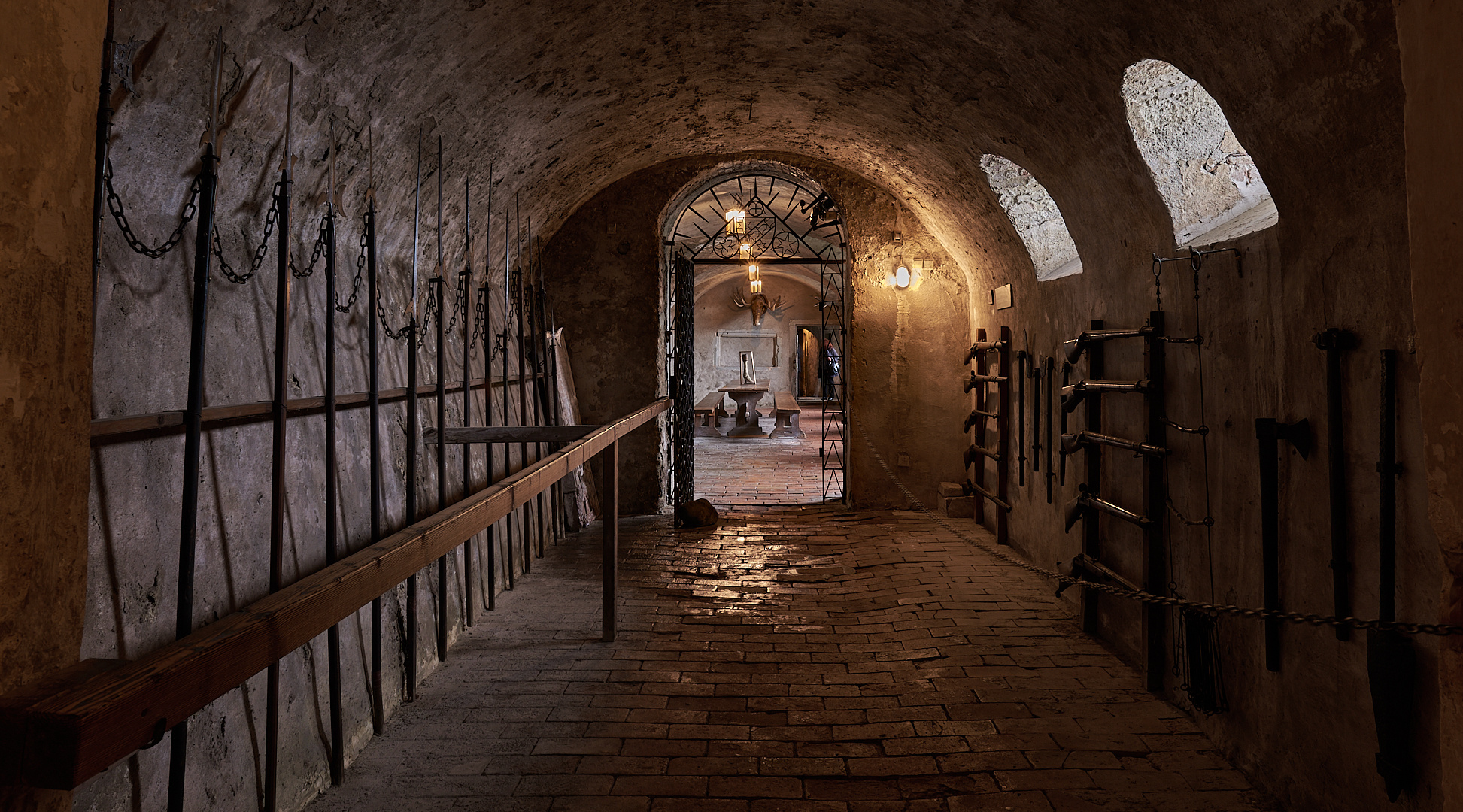 Unterwegs in den Gemäuern der Burg Meersburg (Bodensee), Blick in Richtung Ritterhalle, hier...