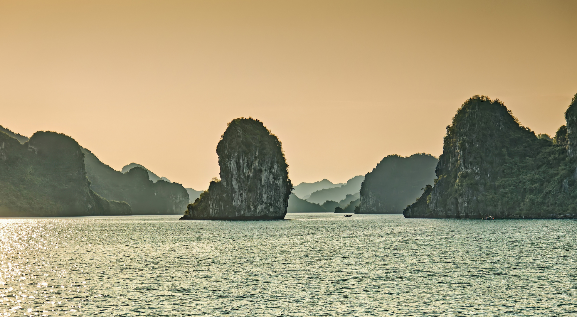 Unterwegs in der Halong-Bucht...