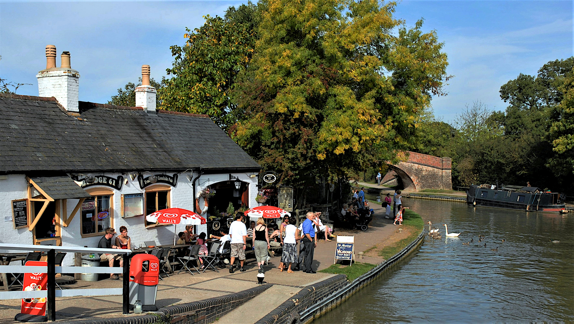 Unterwegs in England - country pub am Grand Union Canal