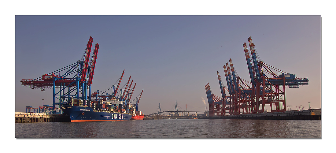 Unterwegs in Hamburg - auf der Elbe - Hafenansicht