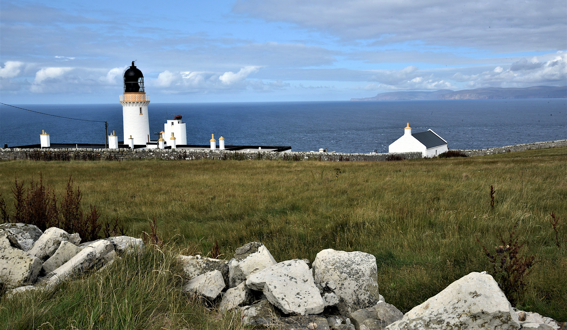 Unterwegs in Schottland - Leuchtturm bei John o´Groats, im Hintergrund die Orkney Inseln