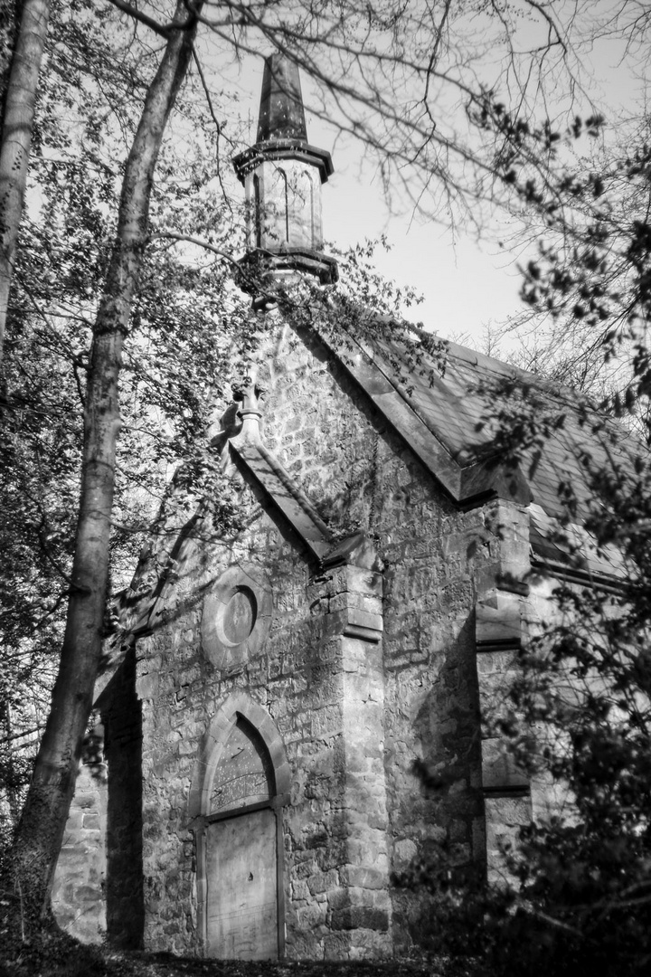 unterwegs in schwarz-weiss--kapelle im wald--