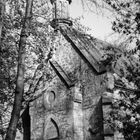 unterwegs in schwarz-weiss--kapelle im wald--