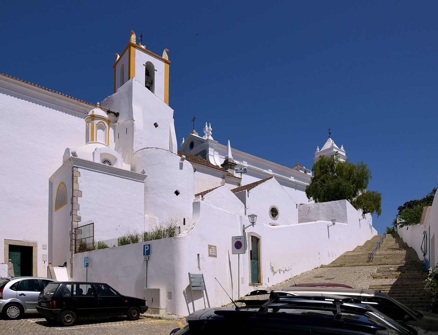 Unterwegs in Tavira, die Stadt hat 30 Kirchen aufzuweisen, links die Igreja de Santiago...