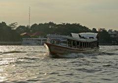 Unterwegs mit dem Chao Phraya Express Boat