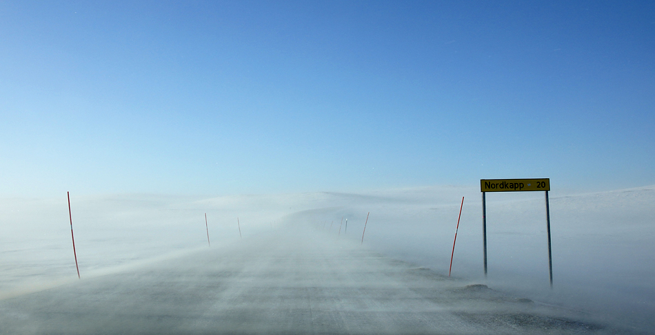 Unterwegs zum Nordkapp im Winter – Nur noch 20 Kilometer Schneesturmfahrt…..