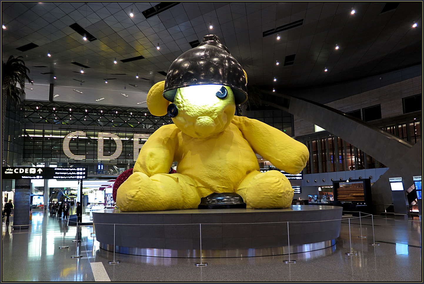 'Untitled Lamp Bear' - Flughafen Doha - Katar