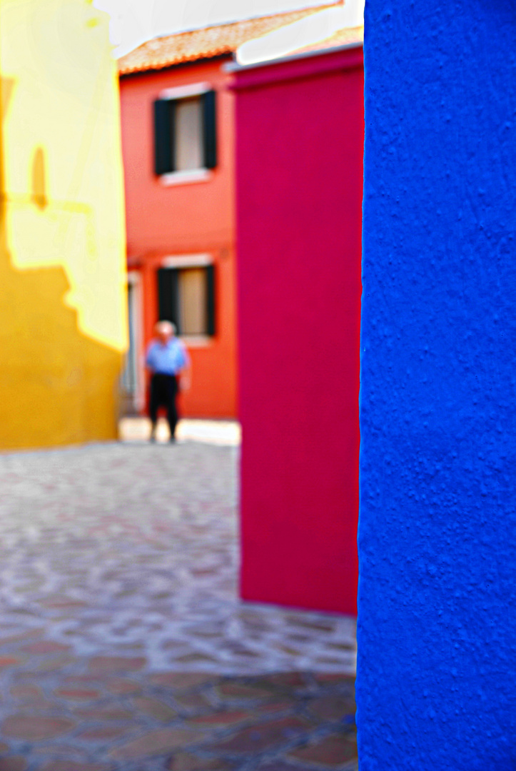 un'uomo tra i colori di burano