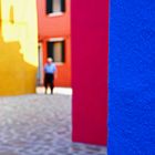 un'uomo tra i colori di burano