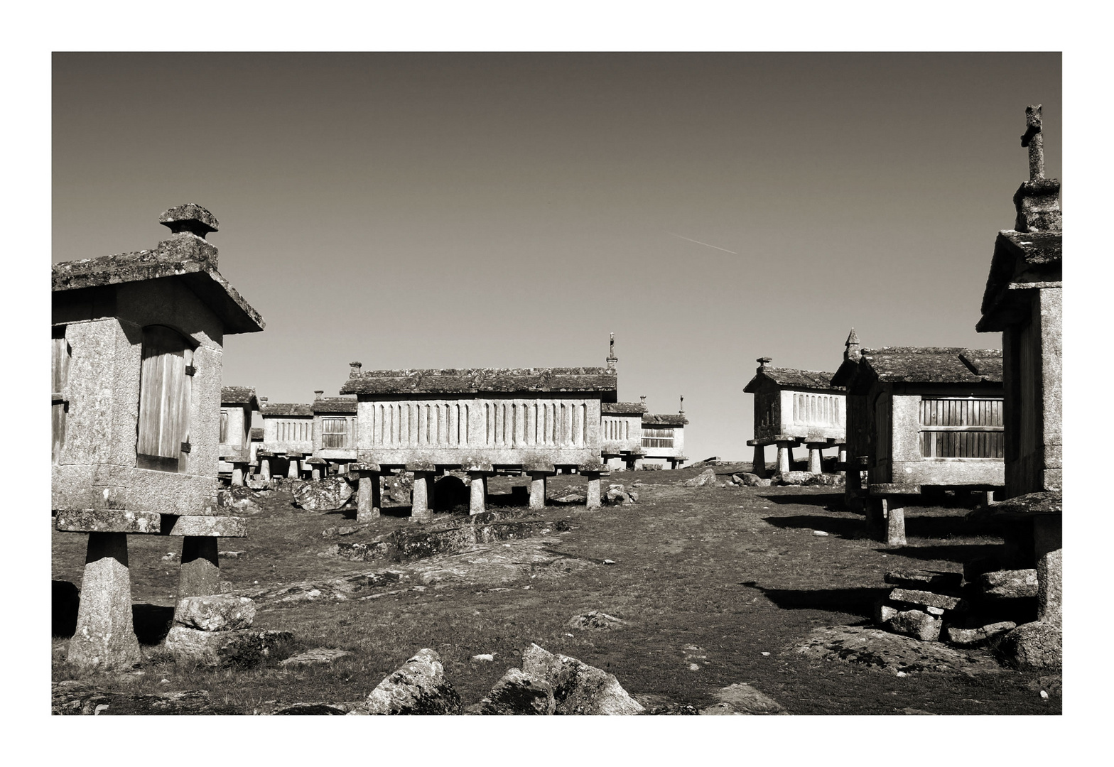 unverbasteltes pseudo-stonehenge im freundlichen mausgrau