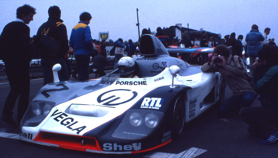 Unvergessen der Elsäßer Rennfahrer "Bob Wollek." im Joest Porsche.