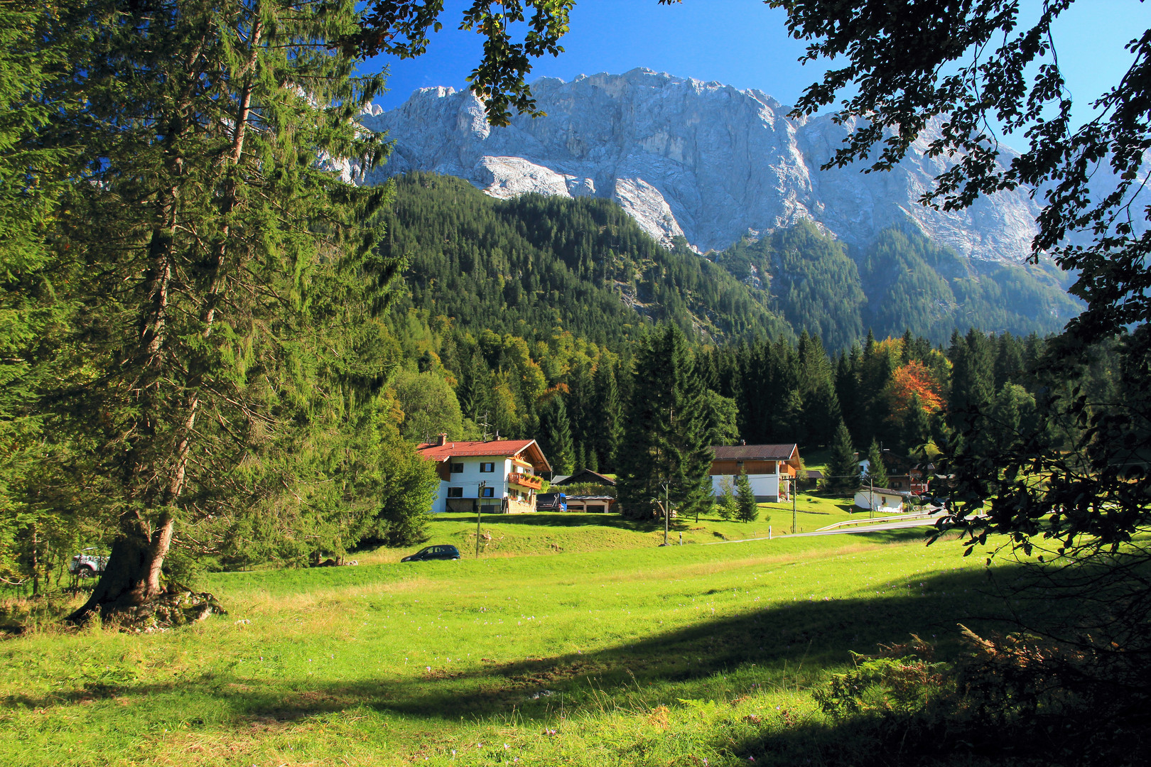 unweit des Eibsee's unter den Waxensteinen und Riffelspitzen, nahe des Zugspitzbahnhofes