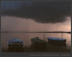 Unwetter an einem kleinen See in Brandenburg