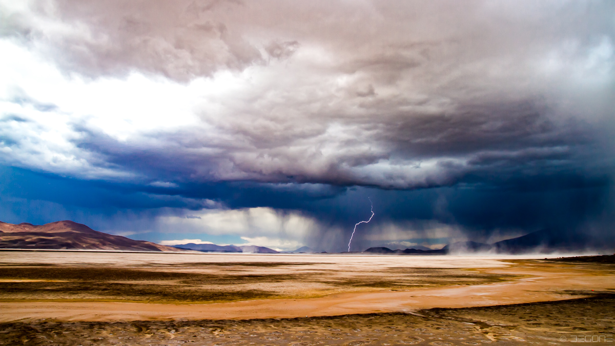 Unwetter auf dem Altiplano - ein seltenes Schauspiel