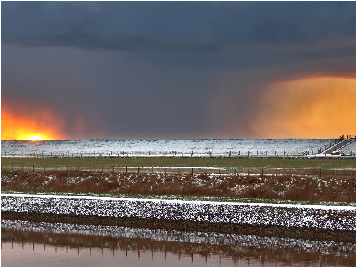 Unwetter hinter dem Deich