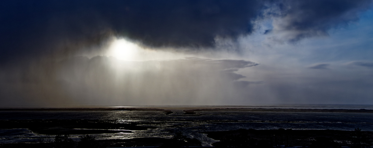 Unwetter über dem Nordseewatt, die Sonne kommt kurz durch (Version 2)