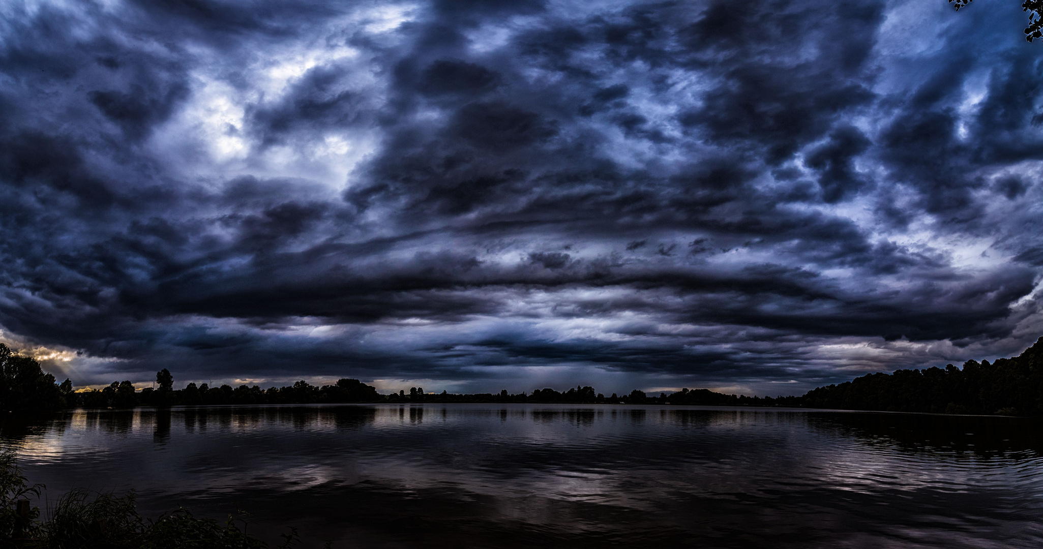 Unwetter über dem Stausee Glauchau