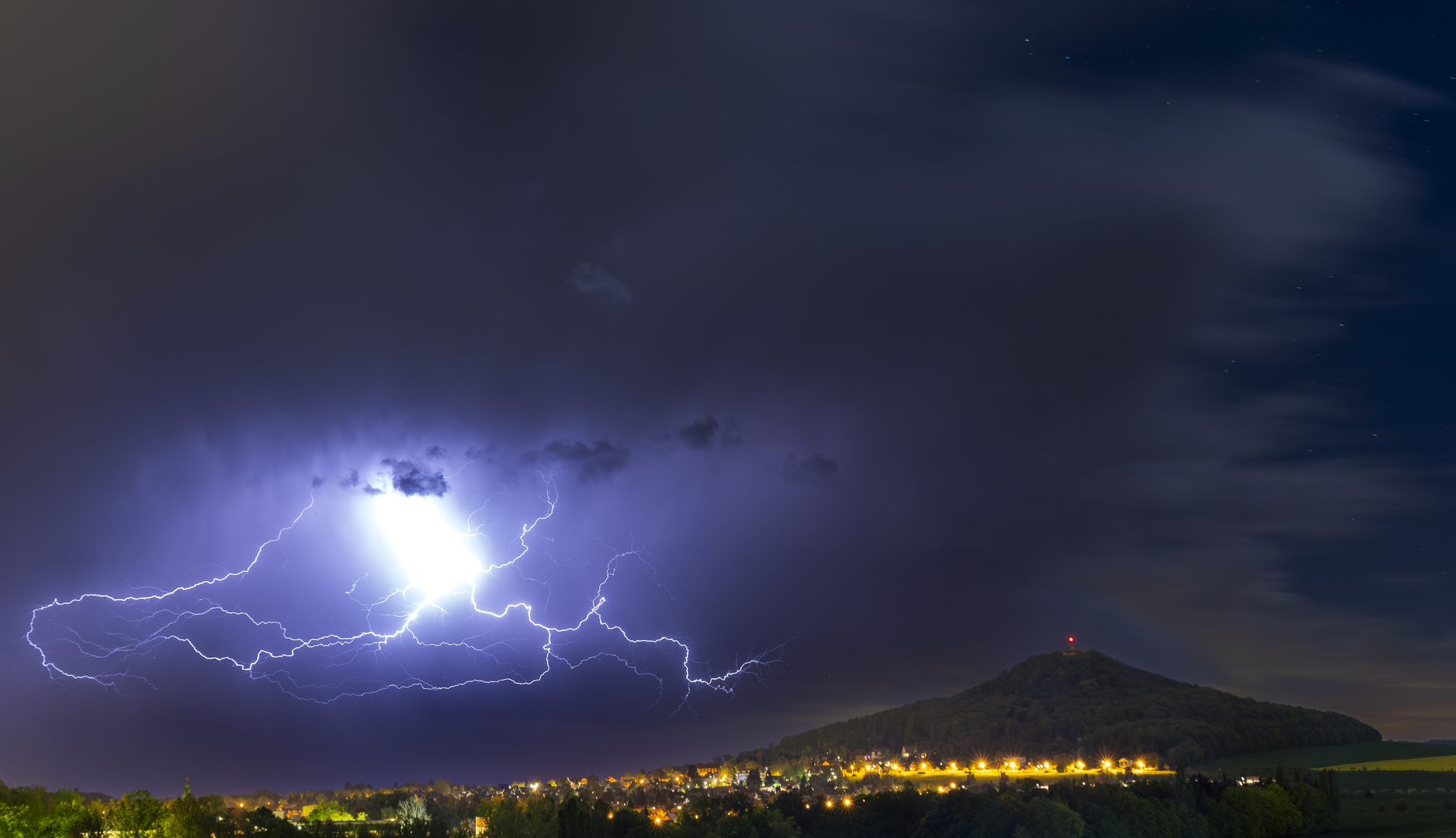 ... unwetter über dem Vulkan...