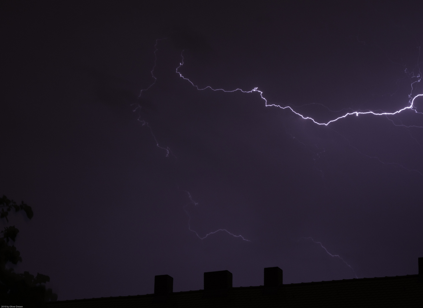 Unwetter über den Dächern der Stadt