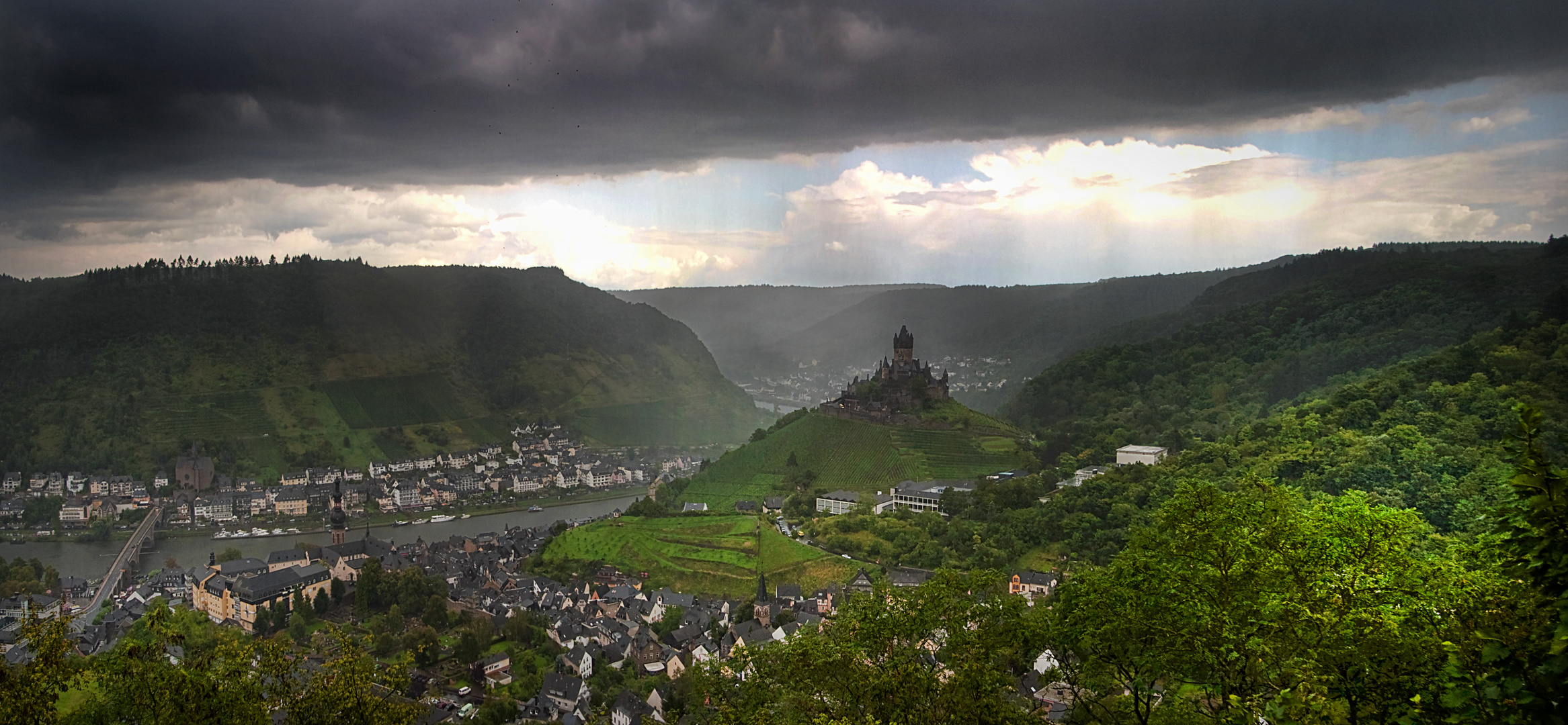 Unwetter über der Burg