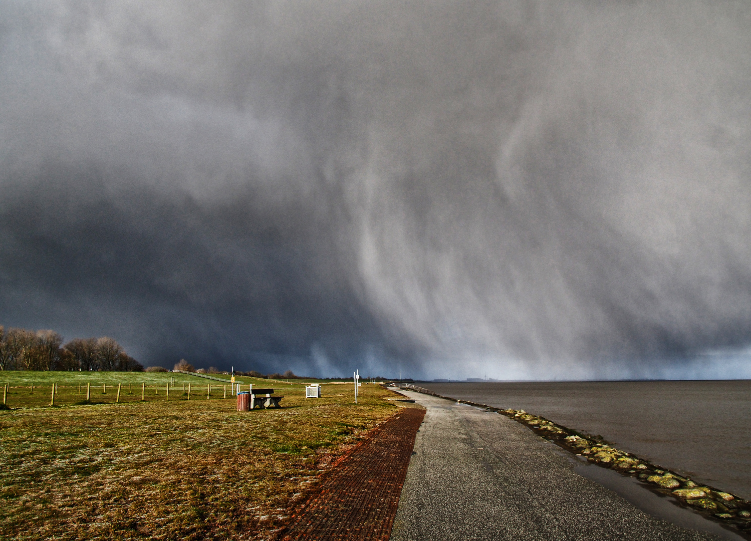 ... unwetter über der elbe                                             