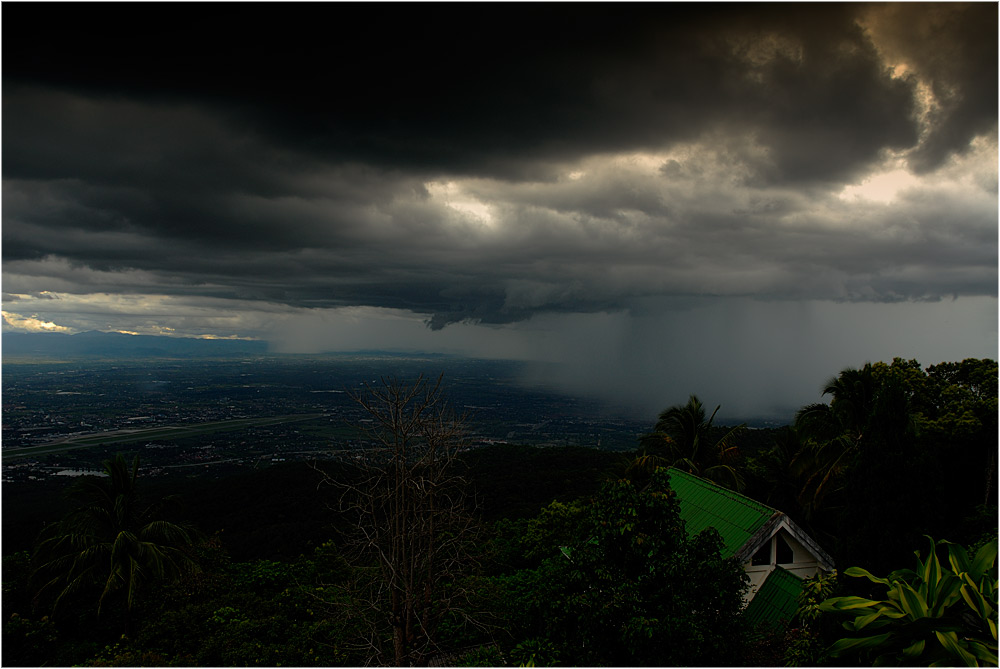 Unwetter über Doi Suthep