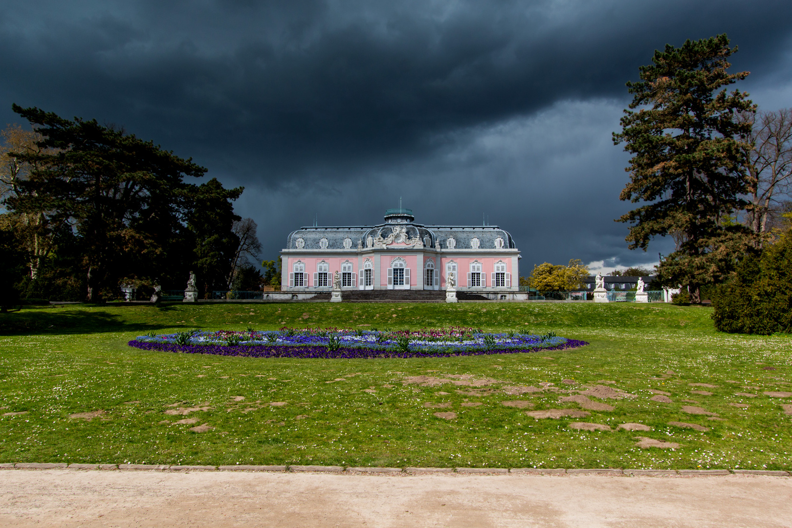 Unwetter über Schloss Benrath