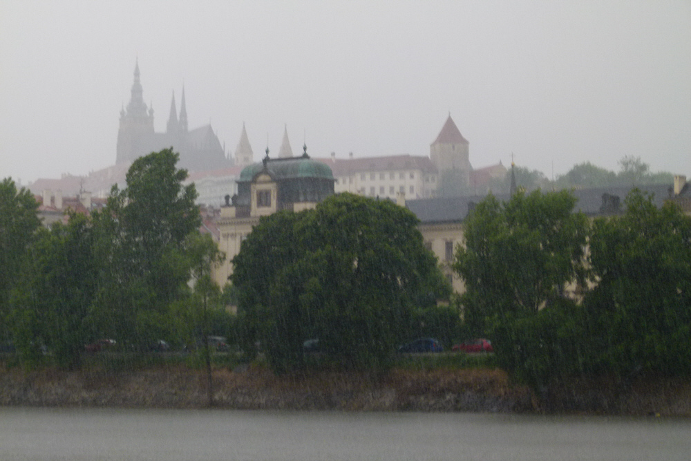 Unwetter um die Prager Burg