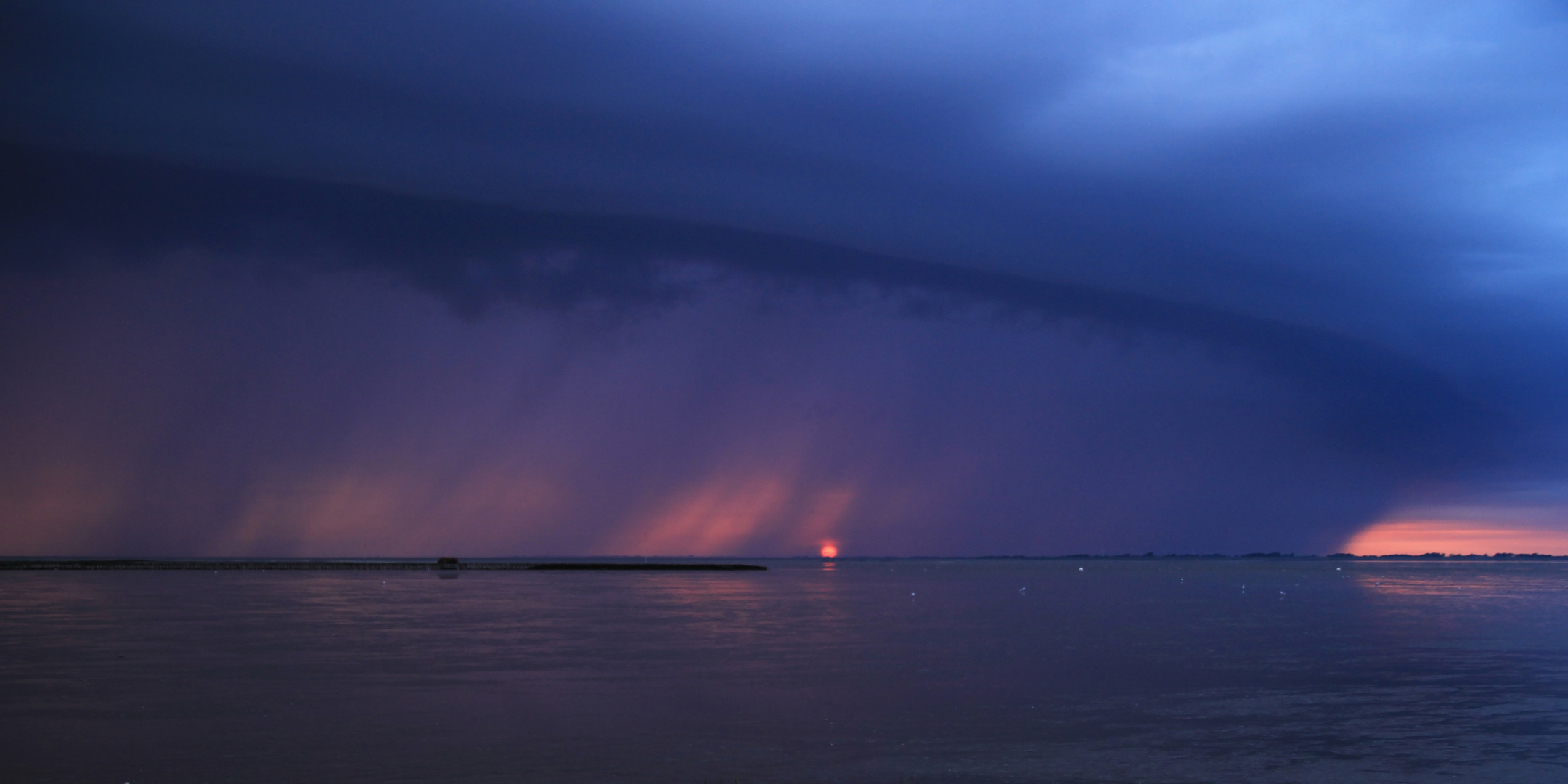 Unwetter vs. Sonnenuntergang