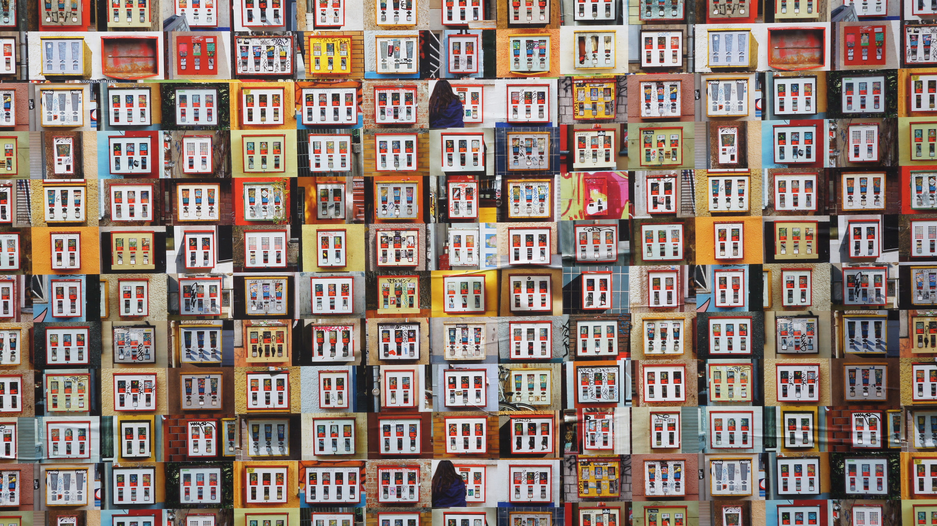 Unzählige Miniaturfotos von Kaugummiautomaten an einer Häuserwand in Berlin - Bergmannstr.