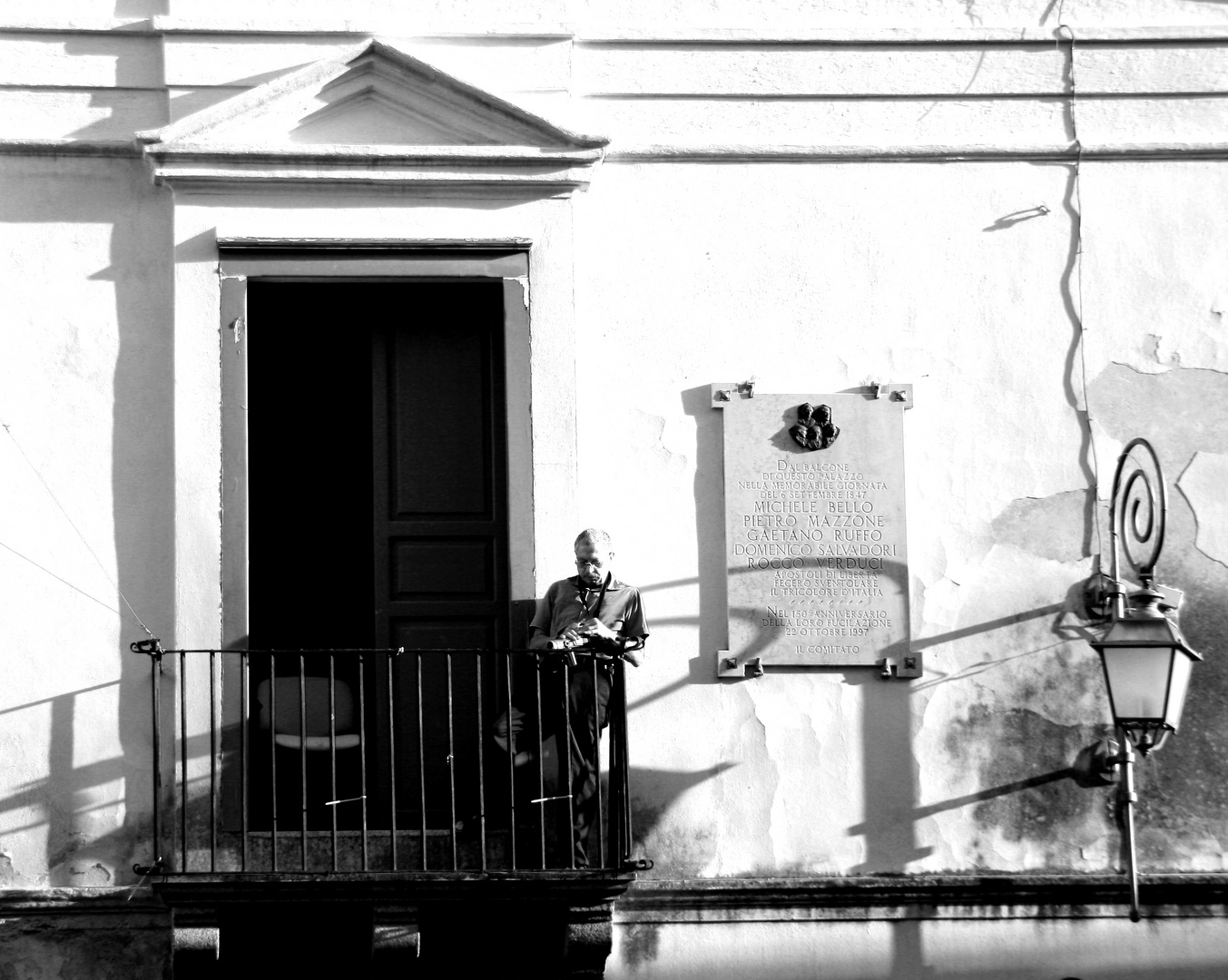 uomo al balcone