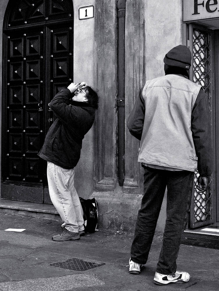 UOMO CHE GUARDA L'UOMO CHE FOTOGRAFA / A MAN LOOKING AT A MAN WHO TAKES PICTURES