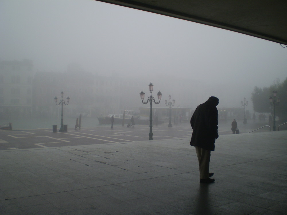 uomo nella nebbia di venezia