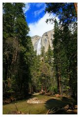 "Upper Yosemite Falls" nebst abfließendem Bach