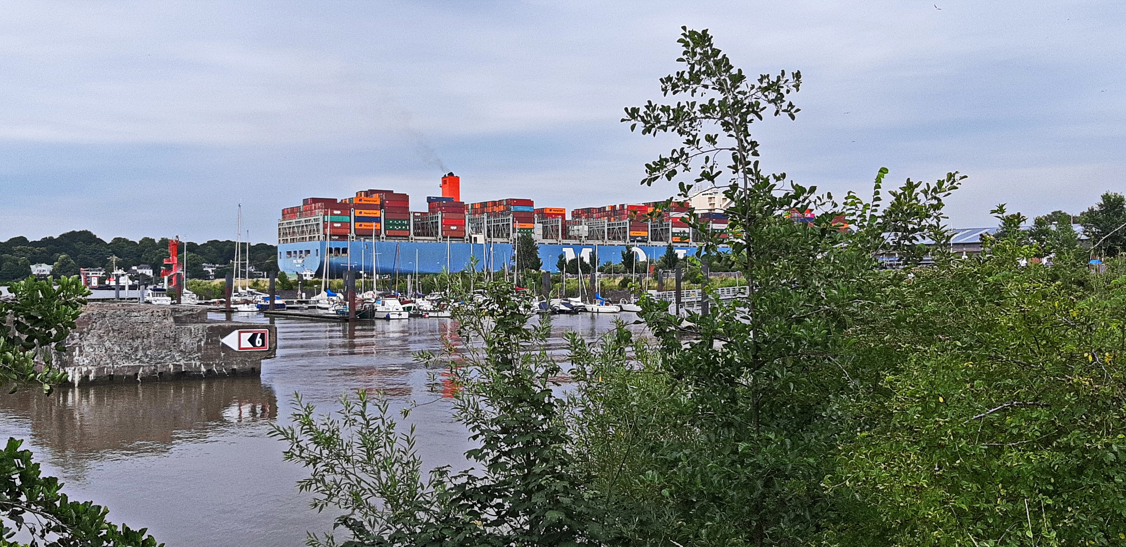 Upps .... wo fährt denn das Containerschiff?