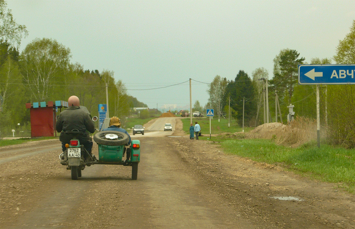 Ural Seitenwagen unterwegs in Russland