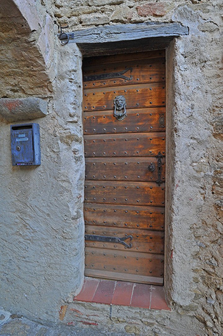 Uralte Holztür im mittelalterlichen Bormes-Village (F)