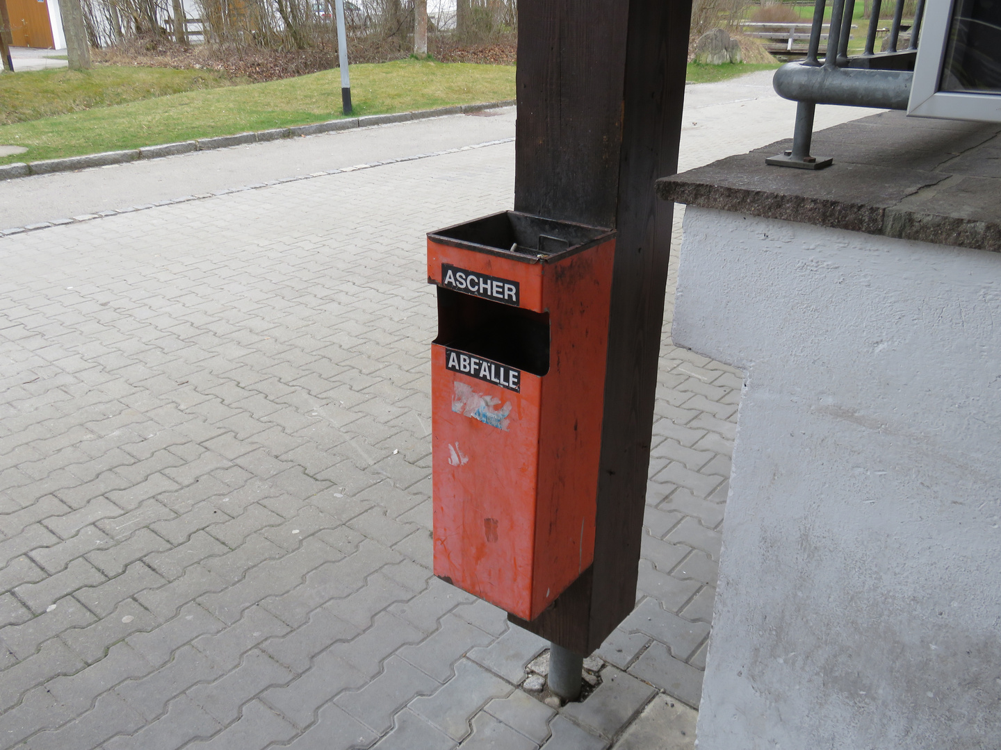 Uralter Mülleimer mit integrierterm Aschenbecher