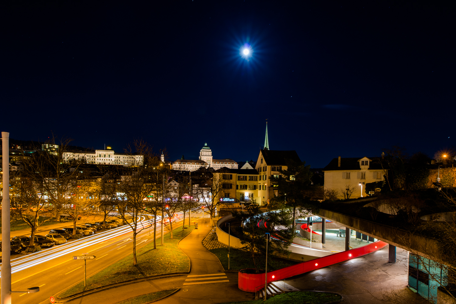 Urania bei Vollmond