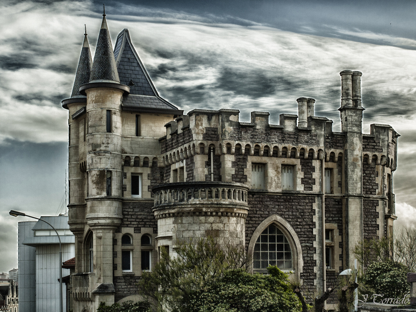 - Urban Castle -