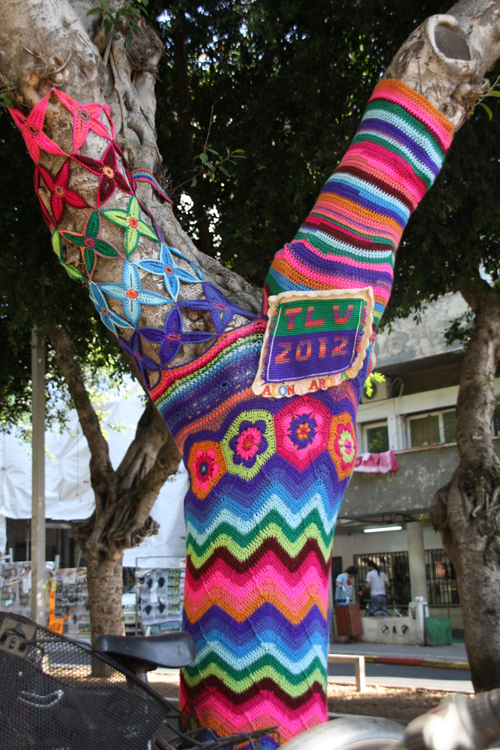 Urban Knitting in Tel Aviv