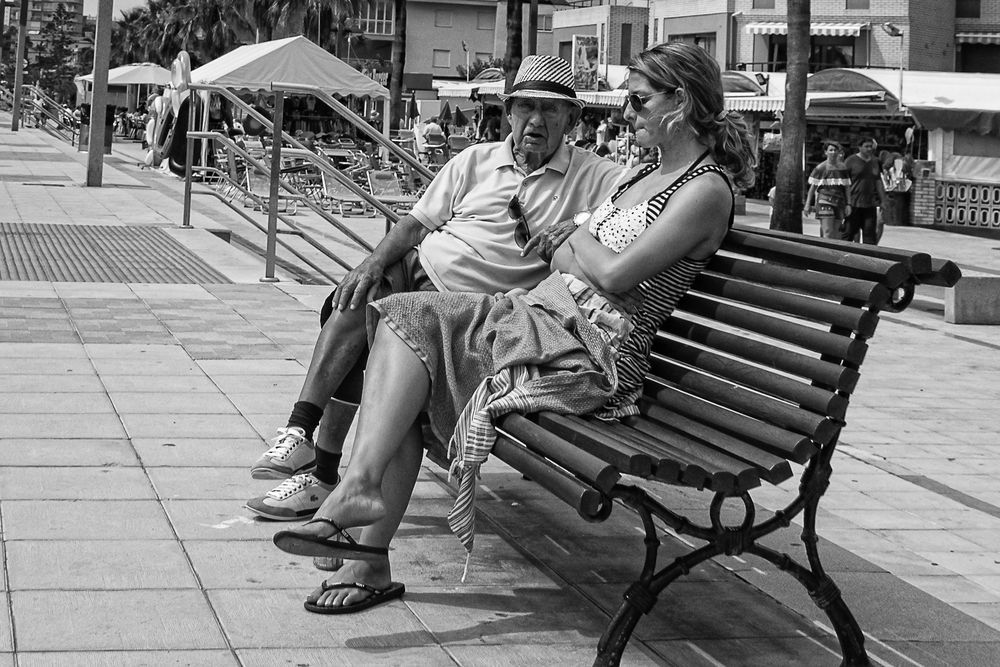  URBANA 121. VERANO, descanso en el paseo.  