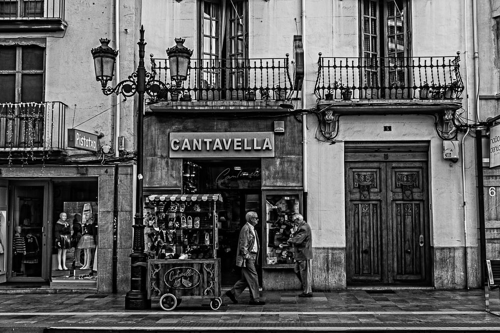  URBANA 135. CAMINANDO POR LA CALLE ZARAGOZA. Castelllón - España        